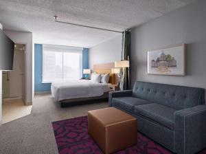印第安纳波利斯Home2 Suites by Hilton Indianapolis - Keystone Crossing的酒店客房设有一张沙发和一张床