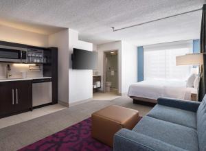 印第安纳波利斯Home2 Suites by Hilton Indianapolis - Keystone Crossing的酒店客房,配有床和沙发