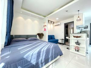 金边PTH Residence的一间卧室配有蓝色的床和蓝色椅子