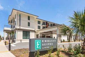 巴拿马城海滩Embassy Suites By Hilton Panama City Beach Resort的前方有大使馆套房标志的建筑