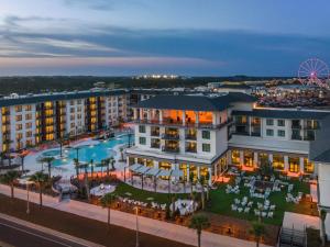巴拿马城海滩Embassy Suites By Hilton Panama City Beach Resort的享有带游泳池和摩天轮的度假村的空中景致