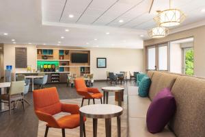 利斯堡Home2 Suites By Hilton Leesburg, Va的带沙发、椅子和桌子的等候室