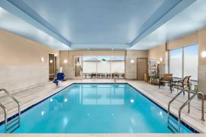 利斯堡Home2 Suites By Hilton Leesburg, Va的蓝色的大游泳池,位于酒店客房内