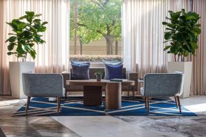 休斯顿The Chifley Houston, Tapestry Collection by Hilton的大堂设有两把椅子和一张桌子