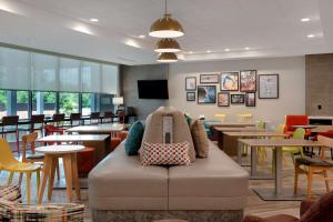 费耶特维尔Home2 Suites By Hilton Fayetteville North的一间配备有枕头的沙发的等候室