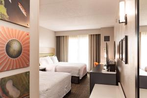 纽瓦克Hampton Inn & Suites By Hilton- Newark Airport Elizabeth的酒店客房配有两张床和一张书桌