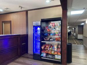 CaleraBest Western Halito Inn的走廊里装满食物的冰箱