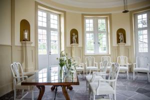 艾珍明希豪森城堡酒店的客房设有桌椅和窗户。