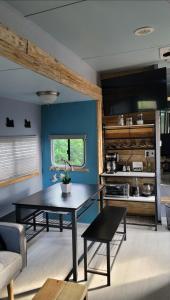 北迈尔斯堡Shroom life farm Chicken shack的客厅设有一张黑桌和蓝色的墙壁