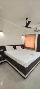 Stayz Inn Hotels - T nagar Chennai Near Pondy Bazzar客房内的一张或多张床位