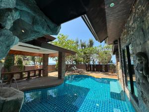 高兰Beach Bungalow at Lanta Resort的一座石墙房子内的游泳池