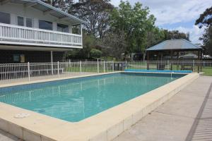 卡尔斯Beach Park Phillip Island - Apartments的一个带围栏和凉亭的游泳池