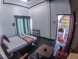 康提Kandy Forest Villa Hotel的客厅配有床和桌子