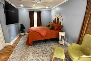 查塔努加Bluebird Abode Stand Alone House 3 Bed 2 Full Bath的一间卧室配有一张带橙色毯子的床