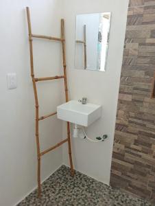 La SabrosaCasa Laud Chacahua的一间带白色水槽和木架的浴室