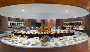 塔什干塔什干国际酒店的包含许多食物的自助餐