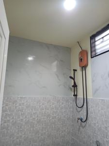 Ban Thung OHOME NO 3 khanom的带淋浴的浴室,拥有白色的大理石墙壁