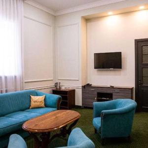 QŭyliqOA Tashkent的客厅配有蓝色的家具和平面电视。