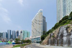 釜山Urbanstay Busan songdo Beach的享有城市和高楼的景色