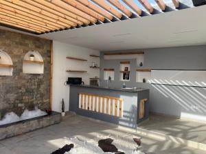 赫尔格达Sallam Lux Property的厨房设有柜台和砖墙