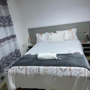 伊林加Rockville Abode的卧室配有白色大床和白色枕头