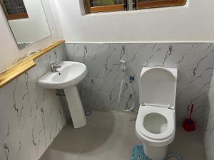 伊林加Rockville Abode的一间带卫生间和水槽的浴室