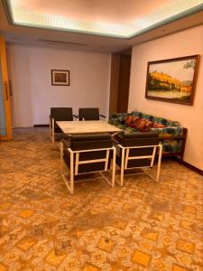 斋浦尔Hotel MEHAI HOUSE的客厅配有沙发和桌椅