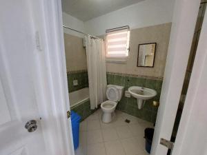 麦克坦Vacation Town House Near Mactan Cebu Airport的一间带卫生间和水槽的浴室