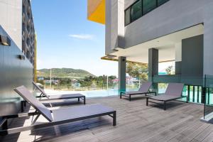 Ban Ket HoCentral Hill View Condo A716D*2BR Apartment*Ideal Location: Shopping, Relax, Adventure的一个带躺椅和游泳池的阳台