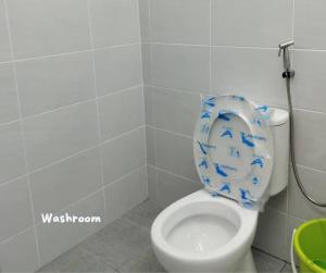 BembanUmar's Lodge的浴室设有卫生间,配有蓝色鸟的座位