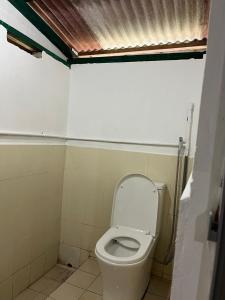 峇冬加里Kampung House (Minang) in Hulu Yam, Batang Kali的一间位于客房内的白色卫生间的浴室