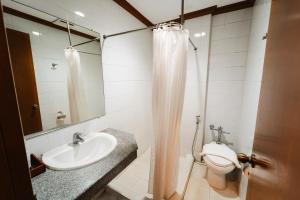 卡兰巴煦日和风温泉度假山庄的一间带水槽和卫生间的浴室