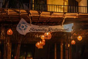 阿贡达Agonda Serenity Resort的挂在建筑物上的纪念餐厅标志