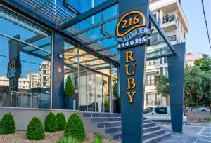 伊斯坦布尔216 Ruby Suite的大楼前的酒店标志