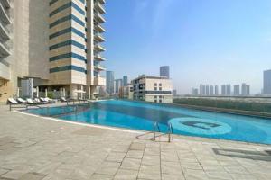 阿布扎比Silkhaus modern 2BDR with pool and gym near Reem Central Park的一座位于城市的大型游泳池,