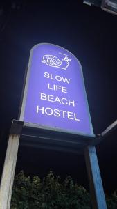 奈扬海滩慢生活海滩旅馆的读慢生活海滩医院的标志