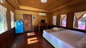 素攀武里อิงน้ำท่าจีน (ท่าจีนรีสอร์ท)的一间设有床铺的卧室,位于带窗户的房间内