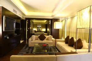 卡拉奇卡拉奇阿瓦里塔酒店的客厅配有白色沙发和电视