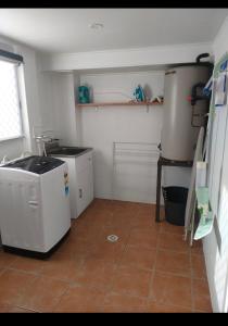 利斯莫尔Avondale Apartment的一个带水槽和洗碗机的厨房