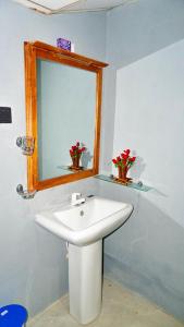 阿杭格默Ostello Surf Resort的浴室设有白色水槽和镜子