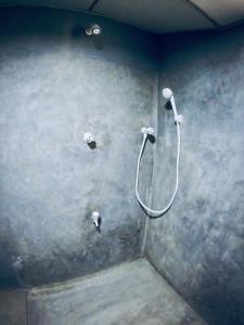 阿杭格默Ostello Surf Resort的墙上带淋浴的浴室