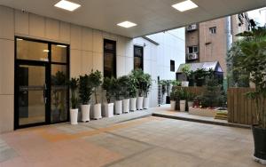 首尔Mnlucky Hotel的一座有一堆盆栽植物的建筑