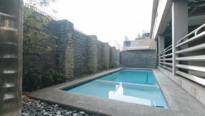 宿务RedDoorz at Grand Apartelle Hernan Cortes Cebu的建筑物一侧的游泳池