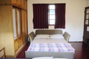 高雄眷村恋影民宿的一张位于带窗户的房间的床