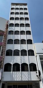 台南耀西文旅的一座高大的白色建筑,有很多窗户