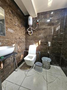 艾哈迈达巴德HOTEL R K VILLA的一间带卫生间和水槽的浴室