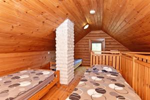 奥克斯塔瓦利斯Resort by Nava Lake的小木屋内一间卧室,配有两张床