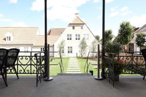 克里斯蒂安斯费尔德伯劳德蒙格赫登斯酒店的从门廊上可欣赏到房子的景色