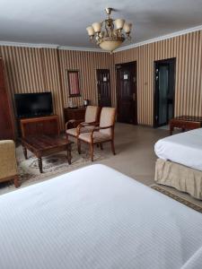 亚的斯亚贝巴The Residence Hotel的酒店客房设有两张床和电视。