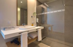 卡尼索Sentido Galomar - Adults Only的一间带水槽和镜子的浴室